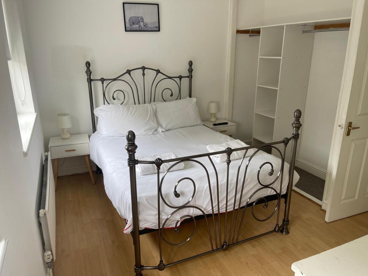 House Number 12 Sleeps Up To 4 With Smart Tvs In Every Room Wellington  Esterno foto