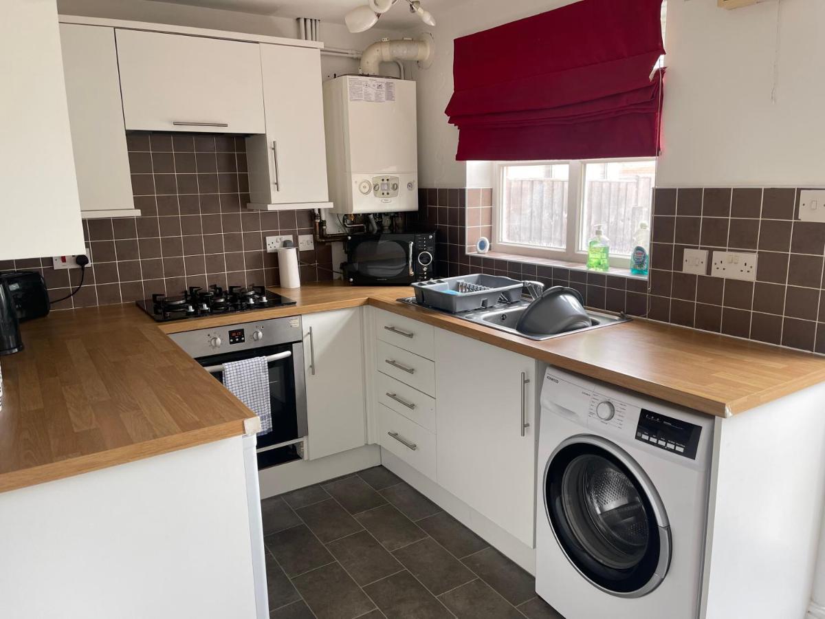 House Number 12 Sleeps Up To 4 With Smart Tvs In Every Room Wellington  Esterno foto