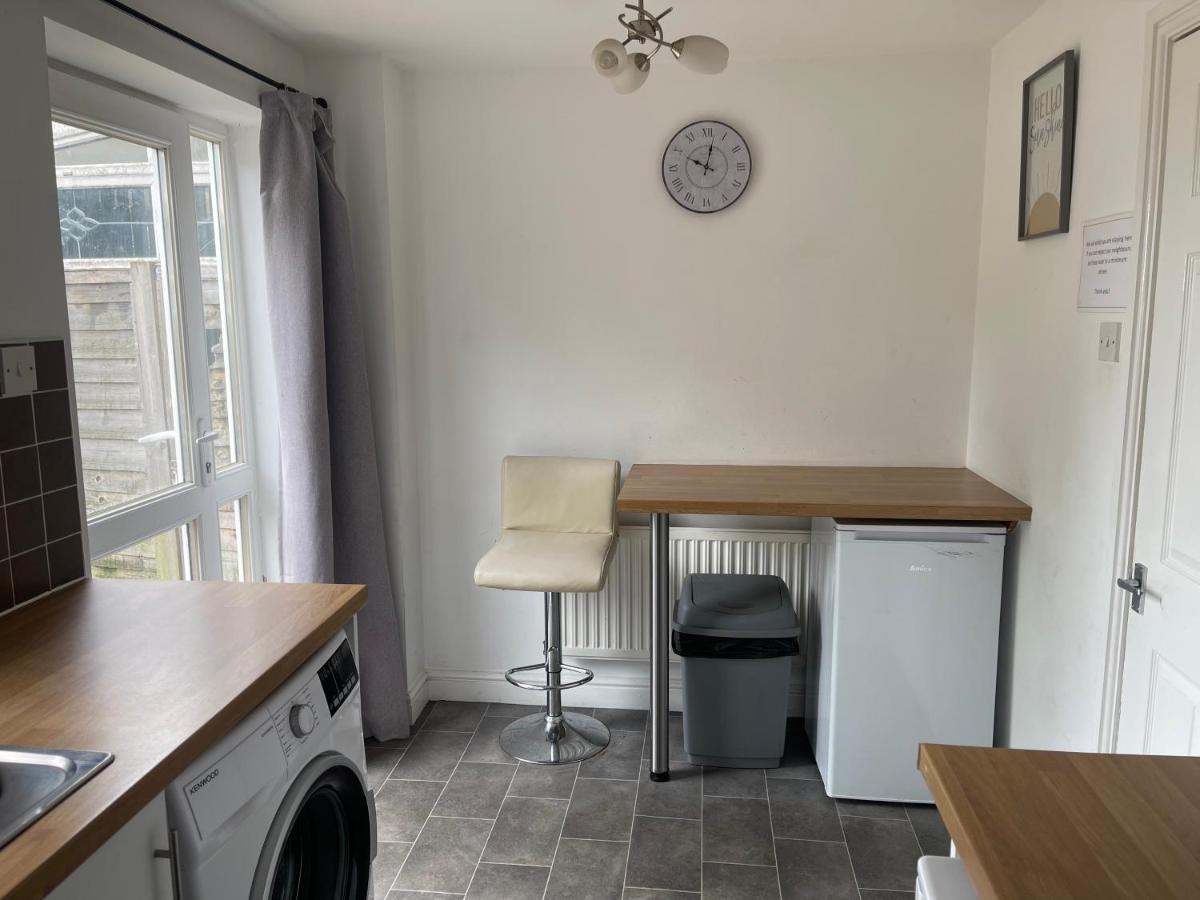 House Number 12 Sleeps Up To 4 With Smart Tvs In Every Room Wellington  Esterno foto