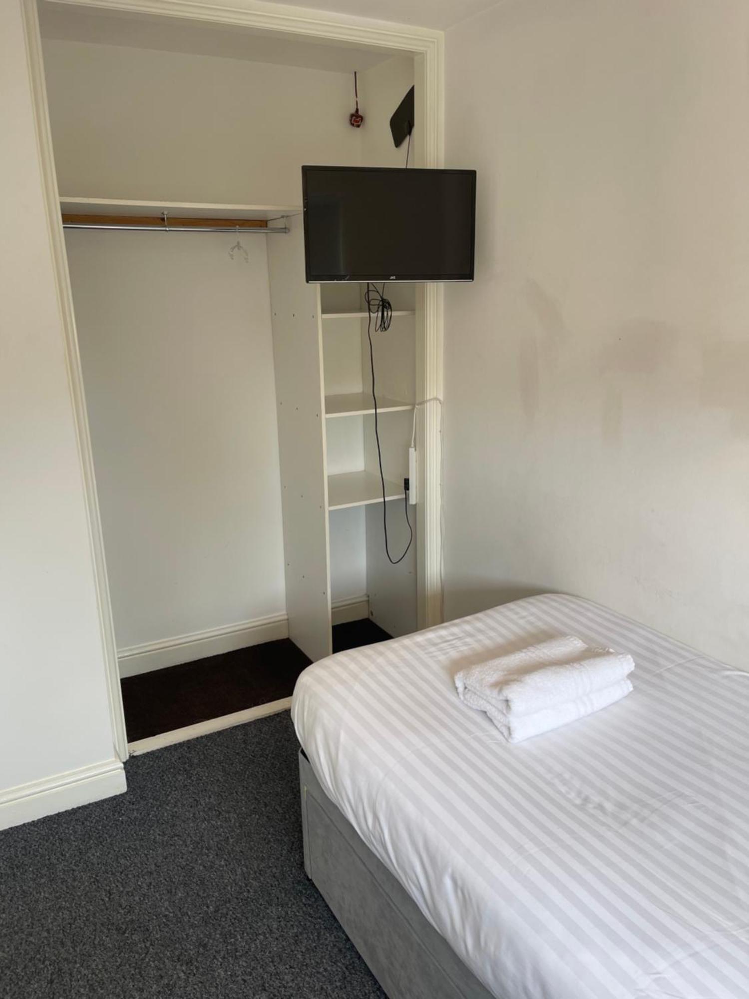 House Number 12 Sleeps Up To 4 With Smart Tvs In Every Room Wellington  Esterno foto